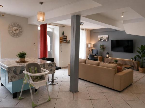A 15 mn d’Auch, appartement dans un village : 4 chambres, 1 salle d bain, 1 salle d’eau, 2 WC.