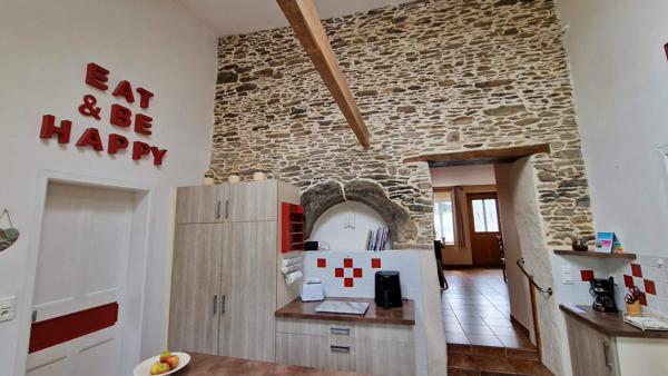MORBIHAN Charmante maison en pierre de 3/4 chambres, bien entretenue, à proximité d'une boulangerie, d'un bar et d'un lac.