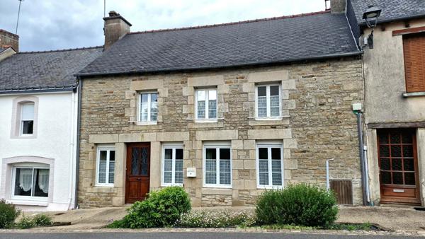 MORBIHAN Charmante maison en pierre de 3/4 chambres, bien entretenue, à proximité d'une boulangerie, d'un bar et d'un lac.