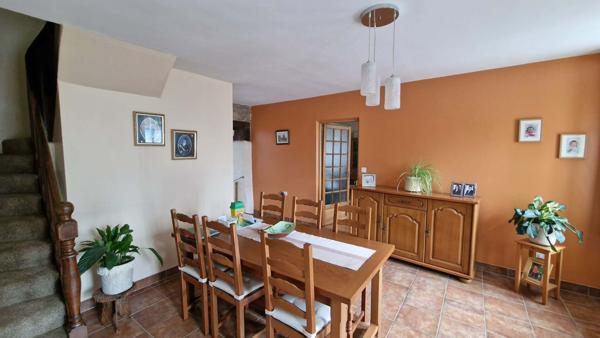MORBIHAN Charmante maison en pierre de 3/4 chambres, bien entretenue, à proximité d'une boulangerie, d'un bar et d'un lac.