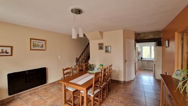 MORBIHAN Charmante maison en pierre de 3/4 chambres, bien entretenue, à proximité d'une boulangerie, d'un bar et d'un lac.