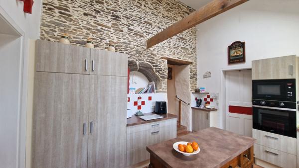 MORBIHAN Charmante maison en pierre de 3/4 chambres, bien entretenue, à proximité d'une boulangerie, d'un bar et d'un lac.