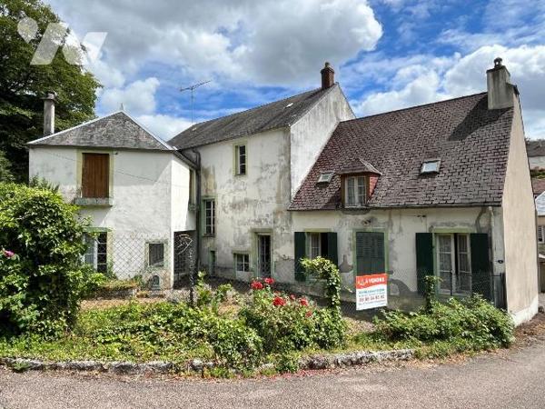 A VENDRE à LORMES (58140), ANCIEN MOULIN avec dépendances, bief et droit d'eau. 
Cet ancien mo...