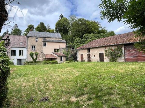A VENDRE à LORMES (58140), ANCIEN MOULIN avec dépendances, bief et droit d'eau. 
Cet ancien mo...