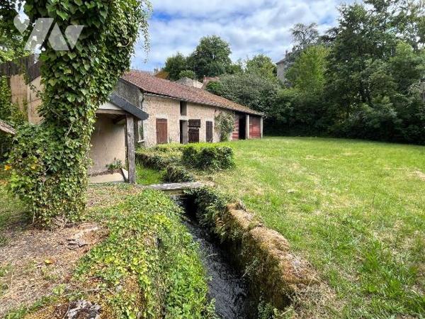 A VENDRE à LORMES (58140), ANCIEN MOULIN avec dépendances, bief et droit d'eau. 
Cet ancien mo...