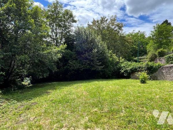 A VENDRE à LORMES (58140), ANCIEN MOULIN avec dépendances, bief et droit d'eau. 
Cet ancien mo...