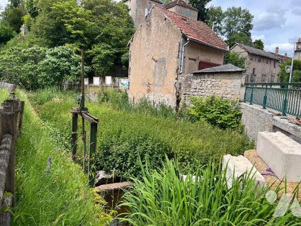 A VENDRE à LORMES (58140), ANCIEN MOULIN avec dépendances, bief et droit d'eau. 
Cet ancien mo...
