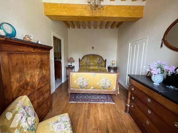 A VENDRE à LORMES (58140), ANCIEN MOULIN avec dépendances, bief et droit d'eau. 
Cet ancien mo...