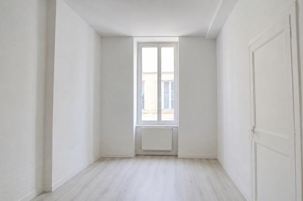 Maison de ville à Astaffort de 100m2, 4 pièces, 3 chambres, garage et jardin en Coeur de ville