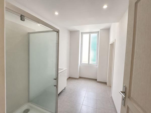 Maison de ville à Astaffort de 100m2, 4 pièces, 3 chambres, garage et jardin en Coeur de ville