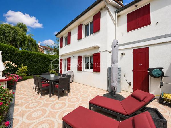 Dans l'un des secteurs les plus recherchés de Conches-sur-Gondoire, découvrez ce charmant pavillon familial de 115 m² parfaitement entretenu, édifié sur une agréable parcelle de 362 m² au calme et sans vis à vis.

Dès l'entrée, vous serez séduits par ses volumes généreux et sa luminosité. 
Le rez-de-chaussée offre un bel espace de vie traversant de 33 m², baigné de lumière grâce à sa double exposition, idéal pour partager de précieux moments en famille ou entre amis. 
La cuisine indépendante, aménagée et équipée, pourra selon vos souhaits facilement être ouverte sur le séjour afin de créer une vaste pièce de vie moderne et conviviale.

Vous trouverez également à ce niveau un WC indépendant, un cellier pratique ainsi qu'un grand garage double de 24 m².

À l'étage, le palier dessert quatre belles chambres avec placards intégrés, offrant à chacun son espace de confort. Une salle de bains, une salle d'eau et un second WC complètent parfaitement l'espace nuit.

À l'extérieur, le jardin entièrement clos entoure la maison et invite à la détente. Vous profiterez d'une superbe terrasse carrelée de 40 m² exposée plein sud, équipée d'un store banne électrique, idéale pour les repas estivaux. Un barbecue maçonné et un abri fermé viennent compléter les prestations extérieures.

Les atouts qui font la différence :

✅ Quartier calme et très recherché
✅ 4 chambres avec rangements
✅ Séjour traversant lumineux
✅ Garage double de 24 m²
✅ Terrasse plein sud de 40 m²
✅ Barbecue maçonné
✅ Chaudière à condensation Viessmann
✅ Huisseries PVC de qualité

Côté transports, un bus permet de rejoindre la gare RER A de Bussy-Saint-Georges en seulement 11 minutes et la gare de Lagny-Thorigny en 15 minutes.

Vous apprécierez également la proximité immédiate des écoles, des commerces de proximité et des espaces naturels de la vallée de la Gondoire, parfaits pour les promenades, le sport et les moments de détente en pleine nature.

🏡 Une maison chaleureuse, fonctionnelle et parfaitement adaptée à la vie de famille. Une visite suffira pour vous projeter !

📞 Contactez-moi dès aujourd'hui pour organiser votre découverte de ce bien.