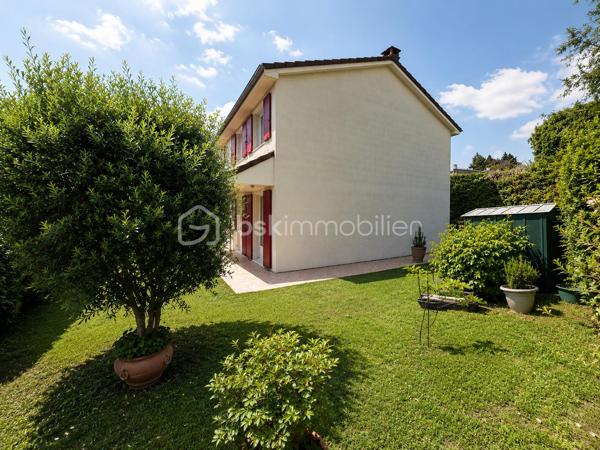 Dans l'un des secteurs les plus recherchés de Conches-sur-Gondoire, découvrez ce charmant pavillon familial de 115 m² parfaitement entretenu, édifié sur une agréable parcelle de 362 m² au calme et sans vis à vis.

Dès l'entrée, vous serez séduits par ses volumes généreux et sa luminosité. 
Le rez-de-chaussée offre un bel espace de vie traversant de 33 m², baigné de lumière grâce à sa double exposition, idéal pour partager de précieux moments en famille ou entre amis. 
La cuisine indépendante, aménagée et équipée, pourra selon vos souhaits facilement être ouverte sur le séjour afin de créer une vaste pièce de vie moderne et conviviale.

Vous trouverez également à ce niveau un WC indépendant, un cellier pratique ainsi qu'un grand garage double de 24 m².

À l'étage, le palier dessert quatre belles chambres avec placards intégrés, offrant à chacun son espace de confort. Une salle de bains, une salle d'eau et un second WC complètent parfaitement l'espace nuit.

À l'extérieur, le jardin entièrement clos entoure la maison et invite à la détente. Vous profiterez d'une superbe terrasse carrelée de 40 m² exposée plein sud, équipée d'un store banne électrique, idéale pour les repas estivaux. Un barbecue maçonné et un abri fermé viennent compléter les prestations extérieures.

Les atouts qui font la différence :

✅ Quartier calme et très recherché
✅ 4 chambres avec rangements
✅ Séjour traversant lumineux
✅ Garage double de 24 m²
✅ Terrasse plein sud de 40 m²
✅ Barbecue maçonné
✅ Chaudière à condensation Viessmann
✅ Huisseries PVC de qualité

Côté transports, un bus permet de rejoindre la gare RER A de Bussy-Saint-Georges en seulement 11 minutes et la gare de Lagny-Thorigny en 15 minutes.

Vous apprécierez également la proximité immédiate des écoles, des commerces de proximité et des espaces naturels de la vallée de la Gondoire, parfaits pour les promenades, le sport et les moments de détente en pleine nature.

🏡 Une maison chaleureuse, fonctionnelle et parfaitement adaptée à la vie de famille. Une visite suffira pour vous projeter !

📞 Contactez-moi dès aujourd'hui pour organiser votre découverte de ce bien.