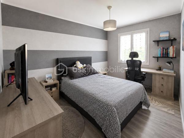 Dans l'un des secteurs les plus recherchés de Conches-sur-Gondoire, découvrez ce charmant pavillon familial de 115 m² parfaitement entretenu, édifié sur une agréable parcelle de 362 m² au calme et sans vis à vis.

Dès l'entrée, vous serez séduits par ses volumes généreux et sa luminosité. 
Le rez-de-chaussée offre un bel espace de vie traversant de 33 m², baigné de lumière grâce à sa double exposition, idéal pour partager de précieux moments en famille ou entre amis. 
La cuisine indépendante, aménagée et équipée, pourra selon vos souhaits facilement être ouverte sur le séjour afin de créer une vaste pièce de vie moderne et conviviale.

Vous trouverez également à ce niveau un WC indépendant, un cellier pratique ainsi qu'un grand garage double de 24 m².

À l'étage, le palier dessert quatre belles chambres avec placards intégrés, offrant à chacun son espace de confort. Une salle de bains, une salle d'eau et un second WC complètent parfaitement l'espace nuit.

À l'extérieur, le jardin entièrement clos entoure la maison et invite à la détente. Vous profiterez d'une superbe terrasse carrelée de 40 m² exposée plein sud, équipée d'un store banne électrique, idéale pour les repas estivaux. Un barbecue maçonné et un abri fermé viennent compléter les prestations extérieures.

Les atouts qui font la différence :

✅ Quartier calme et très recherché
✅ 4 chambres avec rangements
✅ Séjour traversant lumineux
✅ Garage double de 24 m²
✅ Terrasse plein sud de 40 m²
✅ Barbecue maçonné
✅ Chaudière à condensation Viessmann
✅ Huisseries PVC de qualité

Côté transports, un bus permet de rejoindre la gare RER A de Bussy-Saint-Georges en seulement 11 minutes et la gare de Lagny-Thorigny en 15 minutes.

Vous apprécierez également la proximité immédiate des écoles, des commerces de proximité et des espaces naturels de la vallée de la Gondoire, parfaits pour les promenades, le sport et les moments de détente en pleine nature.

🏡 Une maison chaleureuse, fonctionnelle et parfaitement adaptée à la vie de famille. Une visite suffira pour vous projeter !

📞 Contactez-moi dès aujourd'hui pour organiser votre découverte de ce bien.