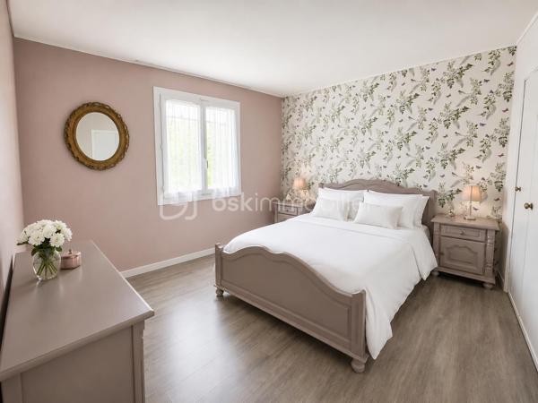 Dans l'un des secteurs les plus recherchés de Conches-sur-Gondoire, découvrez ce charmant pavillon familial de 115 m² parfaitement entretenu, édifié sur une agréable parcelle de 362 m² au calme et sans vis à vis.

Dès l'entrée, vous serez séduits par ses volumes généreux et sa luminosité. 
Le rez-de-chaussée offre un bel espace de vie traversant de 33 m², baigné de lumière grâce à sa double exposition, idéal pour partager de précieux moments en famille ou entre amis. 
La cuisine indépendante, aménagée et équipée, pourra selon vos souhaits facilement être ouverte sur le séjour afin de créer une vaste pièce de vie moderne et conviviale.

Vous trouverez également à ce niveau un WC indépendant, un cellier pratique ainsi qu'un grand garage double de 24 m².

À l'étage, le palier dessert quatre belles chambres avec placards intégrés, offrant à chacun son espace de confort. Une salle de bains, une salle d'eau et un second WC complètent parfaitement l'espace nuit.

À l'extérieur, le jardin entièrement clos entoure la maison et invite à la détente. Vous profiterez d'une superbe terrasse carrelée de 40 m² exposée plein sud, équipée d'un store banne électrique, idéale pour les repas estivaux. Un barbecue maçonné et un abri fermé viennent compléter les prestations extérieures.

Les atouts qui font la différence :

✅ Quartier calme et très recherché
✅ 4 chambres avec rangements
✅ Séjour traversant lumineux
✅ Garage double de 24 m²
✅ Terrasse plein sud de 40 m²
✅ Barbecue maçonné
✅ Chaudière à condensation Viessmann
✅ Huisseries PVC de qualité

Côté transports, un bus permet de rejoindre la gare RER A de Bussy-Saint-Georges en seulement 11 minutes et la gare de Lagny-Thorigny en 15 minutes.

Vous apprécierez également la proximité immédiate des écoles, des commerces de proximité et des espaces naturels de la vallée de la Gondoire, parfaits pour les promenades, le sport et les moments de détente en pleine nature.

🏡 Une maison chaleureuse, fonctionnelle et parfaitement adaptée à la vie de famille. Une visite suffira pour vous projeter !

📞 Contactez-moi dès aujourd'hui pour organiser votre découverte de ce bien.