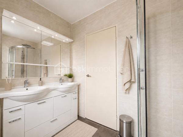 Dans l'un des secteurs les plus recherchés de Conches-sur-Gondoire, découvrez ce charmant pavillon familial de 115 m² parfaitement entretenu, édifié sur une agréable parcelle de 362 m² au calme et sans vis à vis.

Dès l'entrée, vous serez séduits par ses volumes généreux et sa luminosité. 
Le rez-de-chaussée offre un bel espace de vie traversant de 33 m², baigné de lumière grâce à sa double exposition, idéal pour partager de précieux moments en famille ou entre amis. 
La cuisine indépendante, aménagée et équipée, pourra selon vos souhaits facilement être ouverte sur le séjour afin de créer une vaste pièce de vie moderne et conviviale.

Vous trouverez également à ce niveau un WC indépendant, un cellier pratique ainsi qu'un grand garage double de 24 m².

À l'étage, le palier dessert quatre belles chambres avec placards intégrés, offrant à chacun son espace de confort. Une salle de bains, une salle d'eau et un second WC complètent parfaitement l'espace nuit.

À l'extérieur, le jardin entièrement clos entoure la maison et invite à la détente. Vous profiterez d'une superbe terrasse carrelée de 40 m² exposée plein sud, équipée d'un store banne électrique, idéale pour les repas estivaux. Un barbecue maçonné et un abri fermé viennent compléter les prestations extérieures.

Les atouts qui font la différence :

✅ Quartier calme et très recherché
✅ 4 chambres avec rangements
✅ Séjour traversant lumineux
✅ Garage double de 24 m²
✅ Terrasse plein sud de 40 m²
✅ Barbecue maçonné
✅ Chaudière à condensation Viessmann
✅ Huisseries PVC de qualité

Côté transports, un bus permet de rejoindre la gare RER A de Bussy-Saint-Georges en seulement 11 minutes et la gare de Lagny-Thorigny en 15 minutes.

Vous apprécierez également la proximité immédiate des écoles, des commerces de proximité et des espaces naturels de la vallée de la Gondoire, parfaits pour les promenades, le sport et les moments de détente en pleine nature.

🏡 Une maison chaleureuse, fonctionnelle et parfaitement adaptée à la vie de famille. Une visite suffira pour vous projeter !

📞 Contactez-moi dès aujourd'hui pour organiser votre découverte de ce bien.