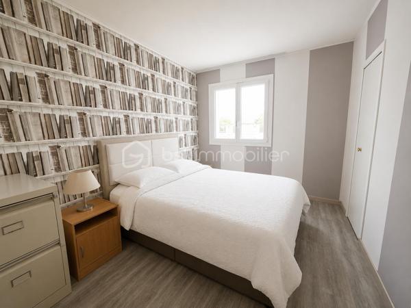 Dans l'un des secteurs les plus recherchés de Conches-sur-Gondoire, découvrez ce charmant pavillon familial de 115 m² parfaitement entretenu, édifié sur une agréable parcelle de 362 m² au calme et sans vis à vis.

Dès l'entrée, vous serez séduits par ses volumes généreux et sa luminosité. 
Le rez-de-chaussée offre un bel espace de vie traversant de 33 m², baigné de lumière grâce à sa double exposition, idéal pour partager de précieux moments en famille ou entre amis. 
La cuisine indépendante, aménagée et équipée, pourra selon vos souhaits facilement être ouverte sur le séjour afin de créer une vaste pièce de vie moderne et conviviale.

Vous trouverez également à ce niveau un WC indépendant, un cellier pratique ainsi qu'un grand garage double de 24 m².

À l'étage, le palier dessert quatre belles chambres avec placards intégrés, offrant à chacun son espace de confort. Une salle de bains, une salle d'eau et un second WC complètent parfaitement l'espace nuit.

À l'extérieur, le jardin entièrement clos entoure la maison et invite à la détente. Vous profiterez d'une superbe terrasse carrelée de 40 m² exposée plein sud, équipée d'un store banne électrique, idéale pour les repas estivaux. Un barbecue maçonné et un abri fermé viennent compléter les prestations extérieures.

Les atouts qui font la différence :

✅ Quartier calme et très recherché
✅ 4 chambres avec rangements
✅ Séjour traversant lumineux
✅ Garage double de 24 m²
✅ Terrasse plein sud de 40 m²
✅ Barbecue maçonné
✅ Chaudière à condensation Viessmann
✅ Huisseries PVC de qualité

Côté transports, un bus permet de rejoindre la gare RER A de Bussy-Saint-Georges en seulement 11 minutes et la gare de Lagny-Thorigny en 15 minutes.

Vous apprécierez également la proximité immédiate des écoles, des commerces de proximité et des espaces naturels de la vallée de la Gondoire, parfaits pour les promenades, le sport et les moments de détente en pleine nature.

🏡 Une maison chaleureuse, fonctionnelle et parfaitement adaptée à la vie de famille. Une visite suffira pour vous projeter !

📞 Contactez-moi dès aujourd'hui pour organiser votre découverte de ce bien.