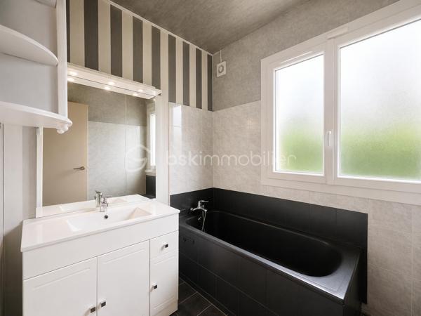 Dans l'un des secteurs les plus recherchés de Conches-sur-Gondoire, découvrez ce charmant pavillon familial de 115 m² parfaitement entretenu, édifié sur une agréable parcelle de 362 m² au calme et sans vis à vis.

Dès l'entrée, vous serez séduits par ses volumes généreux et sa luminosité. 
Le rez-de-chaussée offre un bel espace de vie traversant de 33 m², baigné de lumière grâce à sa double exposition, idéal pour partager de précieux moments en famille ou entre amis. 
La cuisine indépendante, aménagée et équipée, pourra selon vos souhaits facilement être ouverte sur le séjour afin de créer une vaste pièce de vie moderne et conviviale.

Vous trouverez également à ce niveau un WC indépendant, un cellier pratique ainsi qu'un grand garage double de 24 m².

À l'étage, le palier dessert quatre belles chambres avec placards intégrés, offrant à chacun son espace de confort. Une salle de bains, une salle d'eau et un second WC complètent parfaitement l'espace nuit.

À l'extérieur, le jardin entièrement clos entoure la maison et invite à la détente. Vous profiterez d'une superbe terrasse carrelée de 40 m² exposée plein sud, équipée d'un store banne électrique, idéale pour les repas estivaux. Un barbecue maçonné et un abri fermé viennent compléter les prestations extérieures.

Les atouts qui font la différence :

✅ Quartier calme et très recherché
✅ 4 chambres avec rangements
✅ Séjour traversant lumineux
✅ Garage double de 24 m²
✅ Terrasse plein sud de 40 m²
✅ Barbecue maçonné
✅ Chaudière à condensation Viessmann
✅ Huisseries PVC de qualité

Côté transports, un bus permet de rejoindre la gare RER A de Bussy-Saint-Georges en seulement 11 minutes et la gare de Lagny-Thorigny en 15 minutes.

Vous apprécierez également la proximité immédiate des écoles, des commerces de proximité et des espaces naturels de la vallée de la Gondoire, parfaits pour les promenades, le sport et les moments de détente en pleine nature.

🏡 Une maison chaleureuse, fonctionnelle et parfaitement adaptée à la vie de famille. Une visite suffira pour vous projeter !

📞 Contactez-moi dès aujourd'hui pour organiser votre découverte de ce bien.