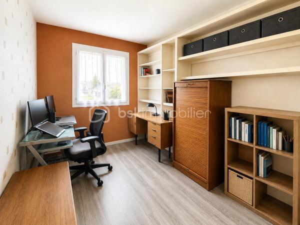 Dans l'un des secteurs les plus recherchés de Conches-sur-Gondoire, découvrez ce charmant pavillon familial de 115 m² parfaitement entretenu, édifié sur une agréable parcelle de 362 m² au calme et sans vis à vis.

Dès l'entrée, vous serez séduits par ses volumes généreux et sa luminosité. 
Le rez-de-chaussée offre un bel espace de vie traversant de 33 m², baigné de lumière grâce à sa double exposition, idéal pour partager de précieux moments en famille ou entre amis. 
La cuisine indépendante, aménagée et équipée, pourra selon vos souhaits facilement être ouverte sur le séjour afin de créer une vaste pièce de vie moderne et conviviale.

Vous trouverez également à ce niveau un WC indépendant, un cellier pratique ainsi qu'un grand garage double de 24 m².

À l'étage, le palier dessert quatre belles chambres avec placards intégrés, offrant à chacun son espace de confort. Une salle de bains, une salle d'eau et un second WC complètent parfaitement l'espace nuit.

À l'extérieur, le jardin entièrement clos entoure la maison et invite à la détente. Vous profiterez d'une superbe terrasse carrelée de 40 m² exposée plein sud, équipée d'un store banne électrique, idéale pour les repas estivaux. Un barbecue maçonné et un abri fermé viennent compléter les prestations extérieures.

Les atouts qui font la différence :

✅ Quartier calme et très recherché
✅ 4 chambres avec rangements
✅ Séjour traversant lumineux
✅ Garage double de 24 m²
✅ Terrasse plein sud de 40 m²
✅ Barbecue maçonné
✅ Chaudière à condensation Viessmann
✅ Huisseries PVC de qualité

Côté transports, un bus permet de rejoindre la gare RER A de Bussy-Saint-Georges en seulement 11 minutes et la gare de Lagny-Thorigny en 15 minutes.

Vous apprécierez également la proximité immédiate des écoles, des commerces de proximité et des espaces naturels de la vallée de la Gondoire, parfaits pour les promenades, le sport et les moments de détente en pleine nature.

🏡 Une maison chaleureuse, fonctionnelle et parfaitement adaptée à la vie de famille. Une visite suffira pour vous projeter !

📞 Contactez-moi dès aujourd'hui pour organiser votre découverte de ce bien.