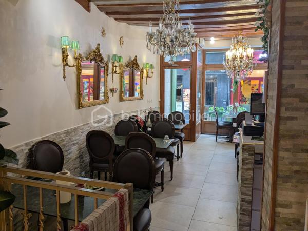 À vendre, fonds de commerce idéalement situé dans l’un des secteurs les plus recherchés du 5ᵉ arrondissement de Paris. Bénéficiant d’un environnement dynamique et d’un flux constant de touristes, d’étudiants, de résidents et d’actifs, cet emplacement offre une visibilité exceptionnelle et un fort potentiel commercial.

L’établissement se compose d’une salle de restauration d’environ 35 m² en rez-de-chaussée, permettant d’accueillir environ 32 couverts dans une ambiance chaleureuse et conviviale.

Le sous-sol, d’une surface d’environ 35 m², est entièrement dédié à l’exploitation avec une cuisine professionnelle fonctionnelle ainsi qu’une chambre froide, offrant des conditions de travail optimales pour une activité de restauration.

Cette affaire constitue une opportunité idéale pour un restaurateur souhaitant développer son activité dans un quartier vivant, animé toute l’année et bénéficiant d’une fréquentation régulière.

Emplacement à fort passage piéton, quartier touristique très recherché, clientèle variée et fidèle.

Bail commercial 3-6-9 sécurisé jusqu’en 2031
Absence de taxe foncière à la charge du locataire
Loyer mensuel : 3 400 € HT

Une adresse stratégique pour développer un concept de restauration dans l’un des arrondissements les plus emblématiques