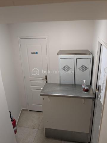 À vendre, fonds de commerce idéalement situé dans l’un des secteurs les plus recherchés du 5ᵉ arrondissement de Paris. Bénéficiant d’un environnement dynamique et d’un flux constant de touristes, d’étudiants, de résidents et d’actifs, cet emplacement offre une visibilité exceptionnelle et un fort potentiel commercial.

L’établissement se compose d’une salle de restauration d’environ 35 m² en rez-de-chaussée, permettant d’accueillir environ 32 couverts dans une ambiance chaleureuse et conviviale.

Le sous-sol, d’une surface d’environ 35 m², est entièrement dédié à l’exploitation avec une cuisine professionnelle fonctionnelle ainsi qu’une chambre froide, offrant des conditions de travail optimales pour une activité de restauration.

Cette affaire constitue une opportunité idéale pour un restaurateur souhaitant développer son activité dans un quartier vivant, animé toute l’année et bénéficiant d’une fréquentation régulière.

Emplacement à fort passage piéton, quartier touristique très recherché, clientèle variée et fidèle.

Bail commercial 3-6-9 sécurisé jusqu’en 2031
Absence de taxe foncière à la charge du locataire
Loyer mensuel : 3 400 € HT

Une adresse stratégique pour développer un concept de restauration dans l’un des arrondissements les plus emblématiques