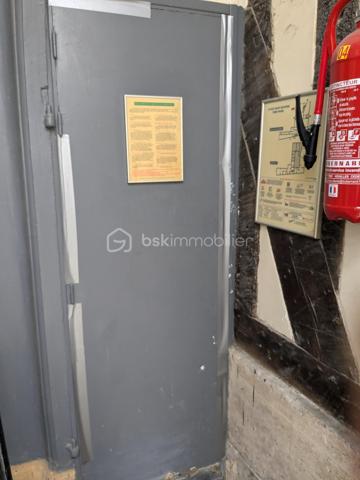 À vendre, fonds de commerce idéalement situé dans l’un des secteurs les plus recherchés du 5ᵉ arrondissement de Paris. Bénéficiant d’un environnement dynamique et d’un flux constant de touristes, d’étudiants, de résidents et d’actifs, cet emplacement offre une visibilité exceptionnelle et un fort potentiel commercial.

L’établissement se compose d’une salle de restauration d’environ 35 m² en rez-de-chaussée, permettant d’accueillir environ 32 couverts dans une ambiance chaleureuse et conviviale.

Le sous-sol, d’une surface d’environ 35 m², est entièrement dédié à l’exploitation avec une cuisine professionnelle fonctionnelle ainsi qu’une chambre froide, offrant des conditions de travail optimales pour une activité de restauration.

Cette affaire constitue une opportunité idéale pour un restaurateur souhaitant développer son activité dans un quartier vivant, animé toute l’année et bénéficiant d’une fréquentation régulière.

Emplacement à fort passage piéton, quartier touristique très recherché, clientèle variée et fidèle.

Bail commercial 3-6-9 sécurisé jusqu’en 2031
Absence de taxe foncière à la charge du locataire
Loyer mensuel : 3 400 € HT

Une adresse stratégique pour développer un concept de restauration dans l’un des arrondissements les plus emblématiques