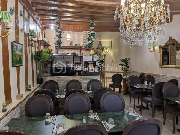 À vendre, fonds de commerce idéalement situé dans l’un des secteurs les plus recherchés du 5ᵉ arrondissement de Paris. Bénéficiant d’un environnement dynamique et d’un flux constant de touristes, d’étudiants, de résidents et d’actifs, cet emplacement offre une visibilité exceptionnelle et un fort potentiel commercial.

L’établissement se compose d’une salle de restauration d’environ 35 m² en rez-de-chaussée, permettant d’accueillir environ 32 couverts dans une ambiance chaleureuse et conviviale.

Le sous-sol, d’une surface d’environ 35 m², est entièrement dédié à l’exploitation avec une cuisine professionnelle fonctionnelle ainsi qu’une chambre froide, offrant des conditions de travail optimales pour une activité de restauration.

Cette affaire constitue une opportunité idéale pour un restaurateur souhaitant développer son activité dans un quartier vivant, animé toute l’année et bénéficiant d’une fréquentation régulière.

Emplacement à fort passage piéton, quartier touristique très recherché, clientèle variée et fidèle.

Bail commercial 3-6-9 sécurisé jusqu’en 2031
Absence de taxe foncière à la charge du locataire
Loyer mensuel : 3 400 € HT

Une adresse stratégique pour développer un concept de restauration dans l’un des arrondissements les plus emblématiques