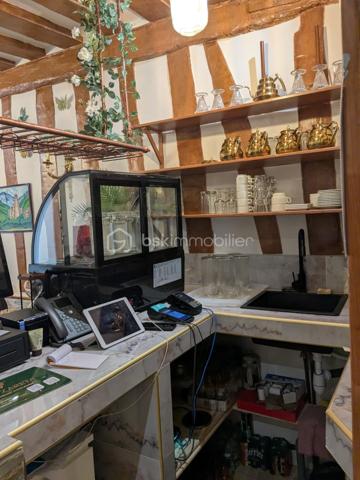 À vendre, fonds de commerce idéalement situé dans l’un des secteurs les plus recherchés du 5ᵉ arrondissement de Paris. Bénéficiant d’un environnement dynamique et d’un flux constant de touristes, d’étudiants, de résidents et d’actifs, cet emplacement offre une visibilité exceptionnelle et un fort potentiel commercial.

L’établissement se compose d’une salle de restauration d’environ 35 m² en rez-de-chaussée, permettant d’accueillir environ 32 couverts dans une ambiance chaleureuse et conviviale.

Le sous-sol, d’une surface d’environ 35 m², est entièrement dédié à l’exploitation avec une cuisine professionnelle fonctionnelle ainsi qu’une chambre froide, offrant des conditions de travail optimales pour une activité de restauration.

Cette affaire constitue une opportunité idéale pour un restaurateur souhaitant développer son activité dans un quartier vivant, animé toute l’année et bénéficiant d’une fréquentation régulière.

Emplacement à fort passage piéton, quartier touristique très recherché, clientèle variée et fidèle.

Bail commercial 3-6-9 sécurisé jusqu’en 2031
Absence de taxe foncière à la charge du locataire
Loyer mensuel : 3 400 € HT

Une adresse stratégique pour développer un concept de restauration dans l’un des arrondissements les plus emblématiques