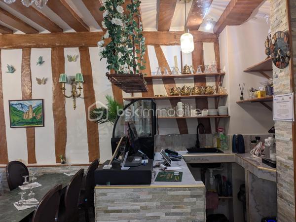 À vendre, fonds de commerce idéalement situé dans l’un des secteurs les plus recherchés du 5ᵉ arrondissement de Paris. Bénéficiant d’un environnement dynamique et d’un flux constant de touristes, d’étudiants, de résidents et d’actifs, cet emplacement offre une visibilité exceptionnelle et un fort potentiel commercial.

L’établissement se compose d’une salle de restauration d’environ 35 m² en rez-de-chaussée, permettant d’accueillir environ 32 couverts dans une ambiance chaleureuse et conviviale.

Le sous-sol, d’une surface d’environ 35 m², est entièrement dédié à l’exploitation avec une cuisine professionnelle fonctionnelle ainsi qu’une chambre froide, offrant des conditions de travail optimales pour une activité de restauration.

Cette affaire constitue une opportunité idéale pour un restaurateur souhaitant développer son activité dans un quartier vivant, animé toute l’année et bénéficiant d’une fréquentation régulière.

Emplacement à fort passage piéton, quartier touristique très recherché, clientèle variée et fidèle.

Bail commercial 3-6-9 sécurisé jusqu’en 2031
Absence de taxe foncière à la charge du locataire
Loyer mensuel : 3 400 € HT

Une adresse stratégique pour développer un concept de restauration dans l’un des arrondissements les plus emblématiques
