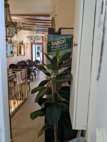 À vendre, fonds de commerce idéalement situé dans l’un des secteurs les plus recherchés du 5ᵉ arrondissement de Paris. Bénéficiant d’un environnement dynamique et d’un flux constant de touristes, d’étudiants, de résidents et d’actifs, cet emplacement offre une visibilité exceptionnelle et un fort potentiel commercial.

L’établissement se compose d’une salle de restauration d’environ 35 m² en rez-de-chaussée, permettant d’accueillir environ 32 couverts dans une ambiance chaleureuse et conviviale.

Le sous-sol, d’une surface d’environ 35 m², est entièrement dédié à l’exploitation avec une cuisine professionnelle fonctionnelle ainsi qu’une chambre froide, offrant des conditions de travail optimales pour une activité de restauration.

Cette affaire constitue une opportunité idéale pour un restaurateur souhaitant développer son activité dans un quartier vivant, animé toute l’année et bénéficiant d’une fréquentation régulière.

Emplacement à fort passage piéton, quartier touristique très recherché, clientèle variée et fidèle.

Bail commercial 3-6-9 sécurisé jusqu’en 2031
Absence de taxe foncière à la charge du locataire
Loyer mensuel : 3 400 € HT

Une adresse stratégique pour développer un concept de restauration dans l’un des arrondissements les plus emblématiques