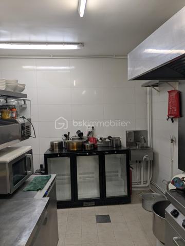 À vendre, fonds de commerce idéalement situé dans l’un des secteurs les plus recherchés du 5ᵉ arrondissement de Paris. Bénéficiant d’un environnement dynamique et d’un flux constant de touristes, d’étudiants, de résidents et d’actifs, cet emplacement offre une visibilité exceptionnelle et un fort potentiel commercial.

L’établissement se compose d’une salle de restauration d’environ 35 m² en rez-de-chaussée, permettant d’accueillir environ 32 couverts dans une ambiance chaleureuse et conviviale.

Le sous-sol, d’une surface d’environ 35 m², est entièrement dédié à l’exploitation avec une cuisine professionnelle fonctionnelle ainsi qu’une chambre froide, offrant des conditions de travail optimales pour une activité de restauration.

Cette affaire constitue une opportunité idéale pour un restaurateur souhaitant développer son activité dans un quartier vivant, animé toute l’année et bénéficiant d’une fréquentation régulière.

Emplacement à fort passage piéton, quartier touristique très recherché, clientèle variée et fidèle.

Bail commercial 3-6-9 sécurisé jusqu’en 2031
Absence de taxe foncière à la charge du locataire
Loyer mensuel : 3 400 € HT

Une adresse stratégique pour développer un concept de restauration dans l’un des arrondissements les plus emblématiques