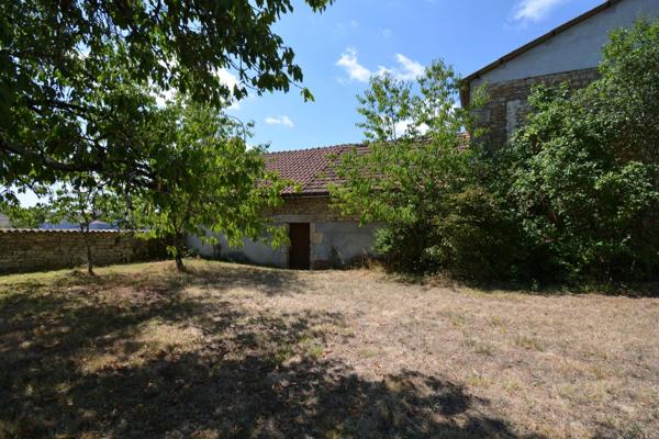 Propriété GRANGE + MAISON + GARAGES + PISCINE proche de LA ROCHEFOUCAULD EN ANGOUMOIS (16)