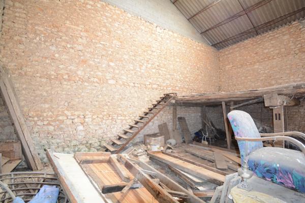 Propriété GRANGE + MAISON + GARAGES + PISCINE proche de LA ROCHEFOUCAULD EN ANGOUMOIS (16)