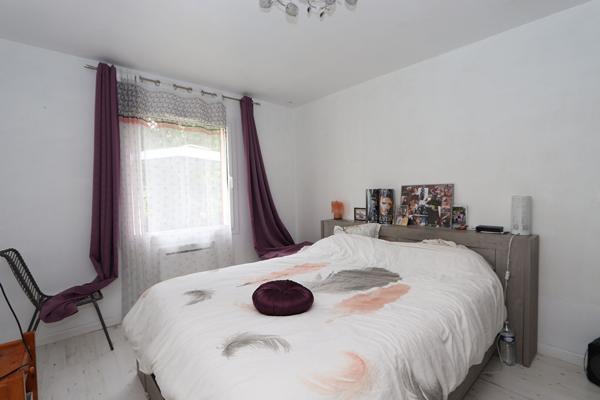 Maison de plain-pied, 107 m² habitables, grande dépendance, garage, terrain de 1870 m²