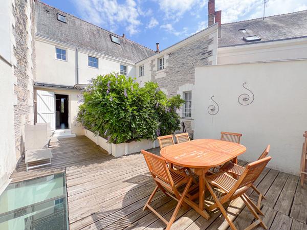 A vendre - Maison bourgeoise de 152 m², 5 chambres, avec cour et terrasse "Angers Centre/ André Leroy"
