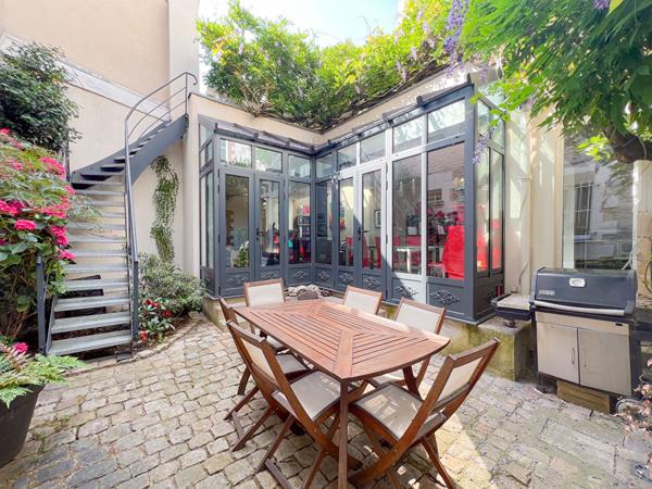 A vendre - Maison bourgeoise de 152 m², 5 chambres, avec cour et terrasse "Angers Centre/ André Leroy"