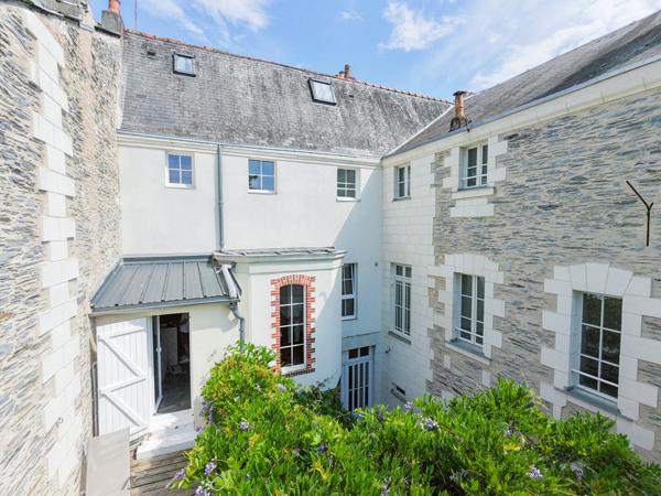 A vendre - Maison bourgeoise de 152 m², 5 chambres, avec cour et terrasse "Angers Centre/ André Leroy"
