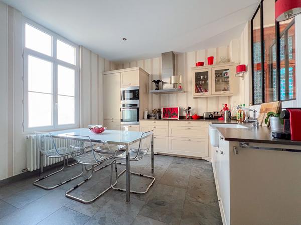 A vendre - Maison bourgeoise de 152 m², 5 chambres, avec cour et terrasse "Angers Centre/ André Leroy"