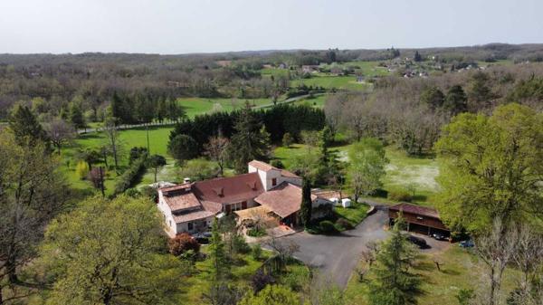 Maison ancienne - Martel Entre Martel, Brive la Gaillarde et Souillac, très belle propriété sur plus de deux hectares de terrain. Situation calme mais non isolée.