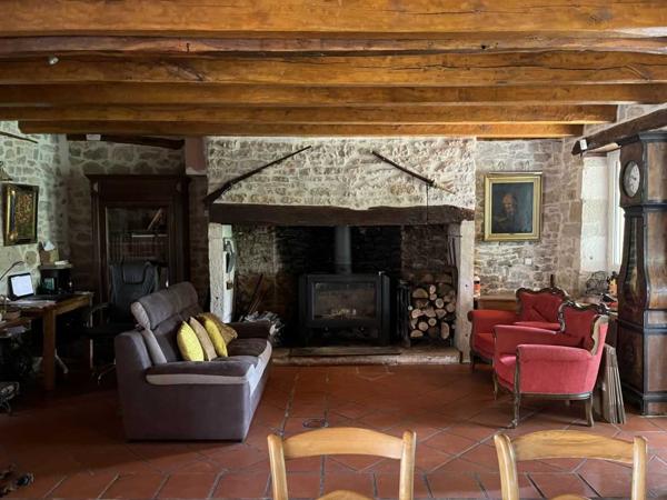 Maison ancienne - Martel Entre Martel, Brive la Gaillarde et Souillac, très belle propriété sur plus de deux hectares de terrain. Situation calme mais non isolée.