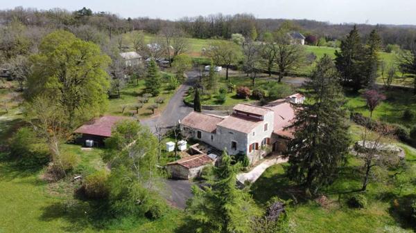Maison ancienne - Martel Entre Martel, Brive la Gaillarde et Souillac, très belle propriété sur plus de deux hectares de terrain. Situation calme mais non isolée.