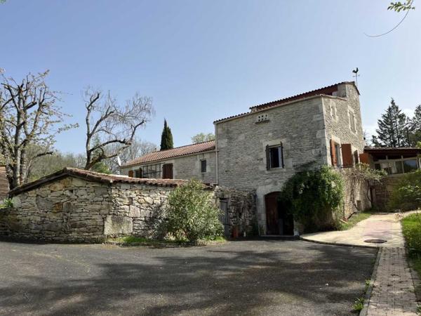 Maison ancienne - Martel Entre Martel, Brive la Gaillarde et Souillac, très belle propriété sur plus de deux hectares de terrain. Situation calme mais non isolée.