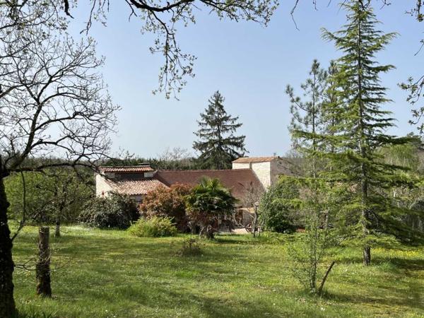 Maison ancienne - Martel Entre Martel, Brive la Gaillarde et Souillac, très belle propriété sur plus de deux hectares de terrain. Situation calme mais non isolée.