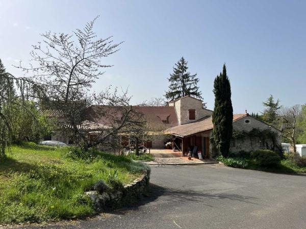 Maison ancienne - Martel Entre Martel, Brive la Gaillarde et Souillac, très belle propriété sur plus de deux hectares de terrain. Situation calme mais non isolée.