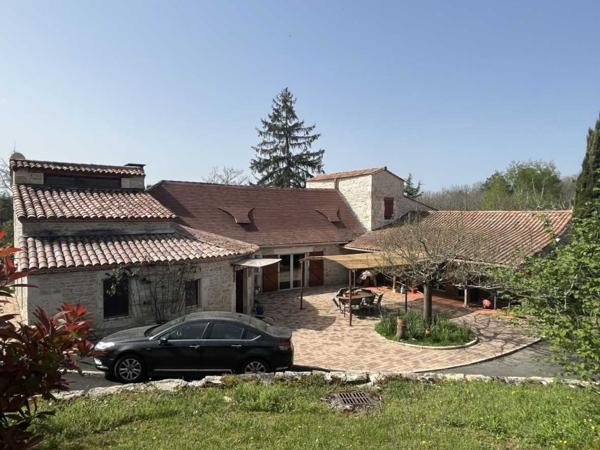 Maison ancienne - Martel Entre Martel, Brive la Gaillarde et Souillac, très belle propriété sur plus de deux hectares de terrain. Situation calme mais non isolée.