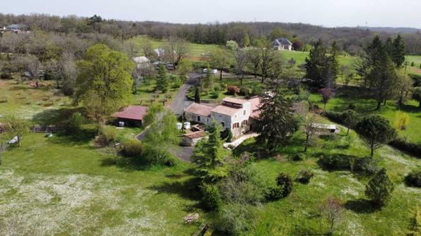 Maison ancienne - Martel Entre Martel, Brive la Gaillarde et Souillac, très belle propriété sur plus de deux hectares de terrain. Situation calme mais non isolée.