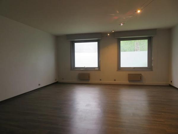 Situé à proximité des 2 Moulins, avenue de la Créativité à VILLENEUVE D'ASCQ, je suis un bureau de 36M² en rez-de-cha…