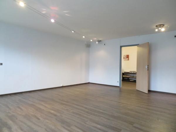 Situé à proximité des 2 Moulins, avenue de la Créativité à VILLENEUVE D'ASCQ, je suis un bureau de 36M² en rez-de-cha…