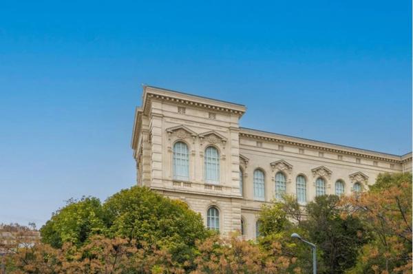 EXCEPTIONNEL ET RARE - APPARTEMENT BOURGEOIS - QUARTIER LONGCHAMP