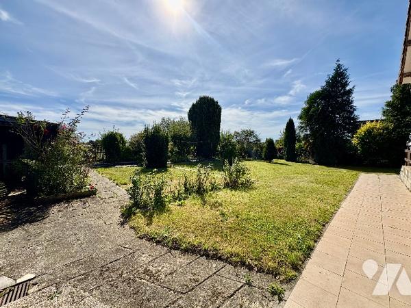 PAVILLON 5 PIECES AVEC DOUBLE GARAGE ET BEAU JARDIN