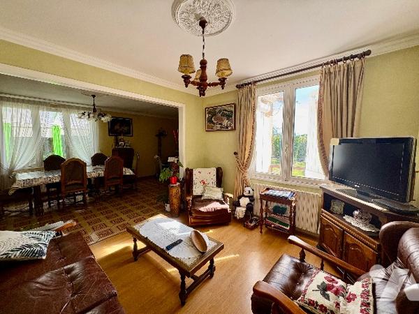 PAVILLON 5 PIECES AVEC DOUBLE GARAGE ET BEAU JARDIN